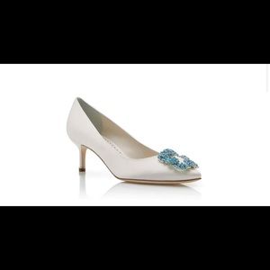 Manolo Blahnik 
HANGISI BRIDE 50 
White Satin Jewel Buckle Pumps
Size:39